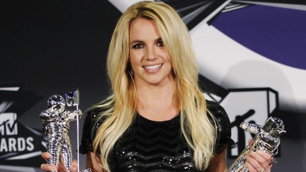 Britney Spears hält zwei MTV Video Music Awards in den Händen.