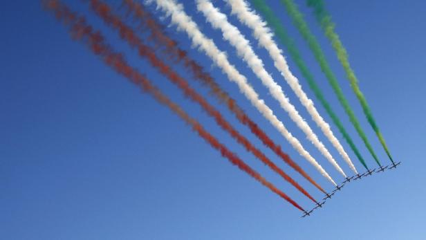 Eine Formation von Flugzeugen zieht farbigen Rauch in den Farben der italienischen Flagge hinter sich her.