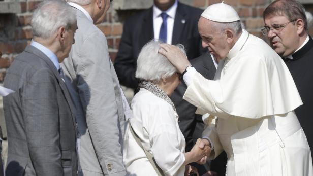 Papst Franziskus besuchte das KZ in Auschwitz