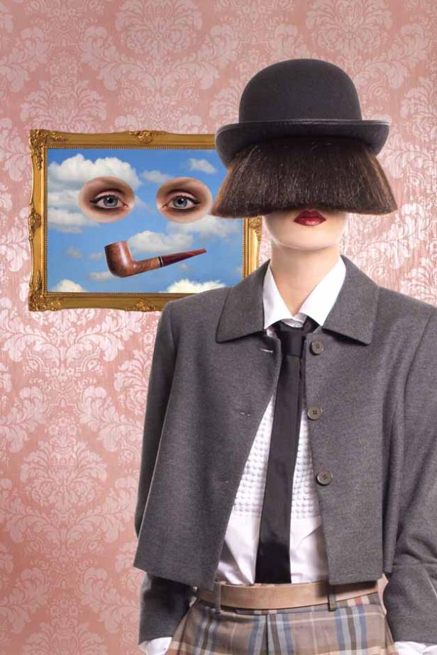 Eine Person mit Melone und Ponyfrisur steht vor einem Bild mit Augen, Pfeife und Wolken.