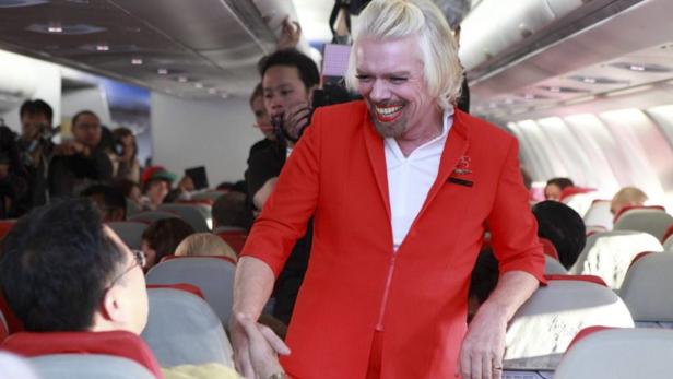 Ein Milliardär wurde zur Flugbegleiterin