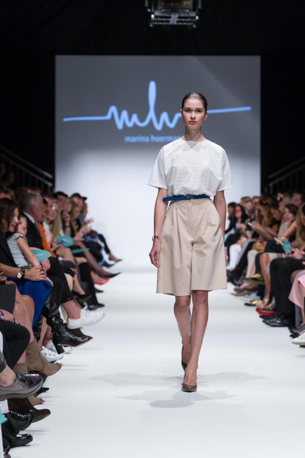Ein Model präsentiert Mode von Marina Hoermanseder auf dem Laufsteg.