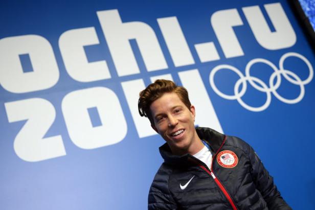 Shaun White vor einem Hintergrund der Olympischen Winterspiele in Sotschi 2014.