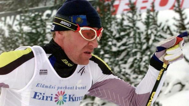 Ein Langläufer mit Mütze und Brille während eines Rennens.