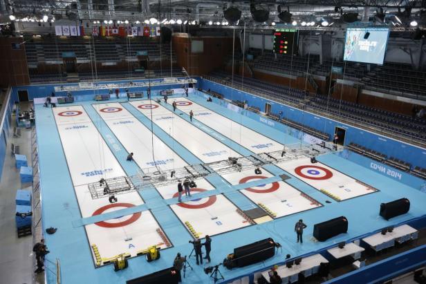 Eine Curlinghalle während der Olympischen Winterspiele 2014 in Sotschi.