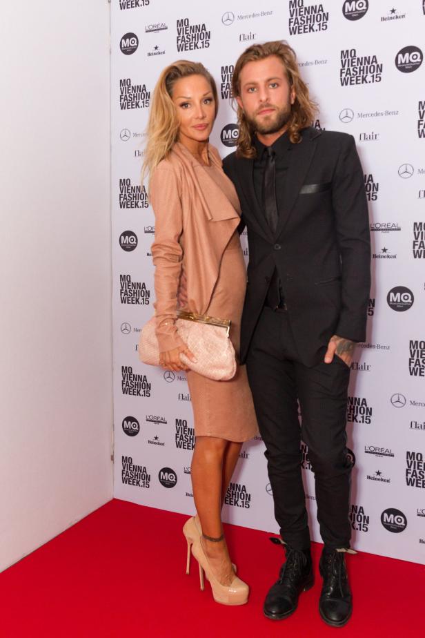 Ein Paar posiert auf dem roten Teppich der MQ Vienna Fashion Week 15.