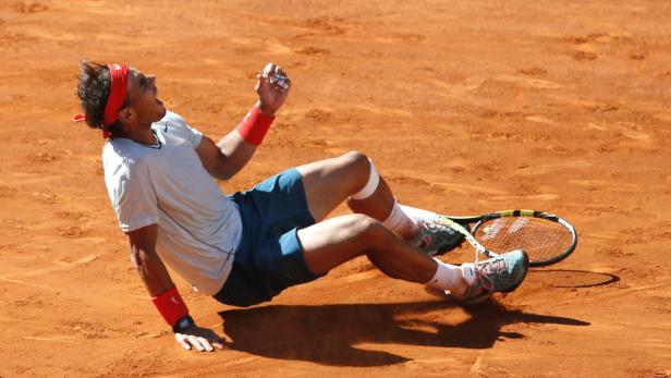 Rafael Nadal liegt nach einem Sturz auf dem Tennisplatz.