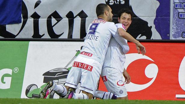 Zwei Fußballspieler von Austria Wien feiern ein Tor.