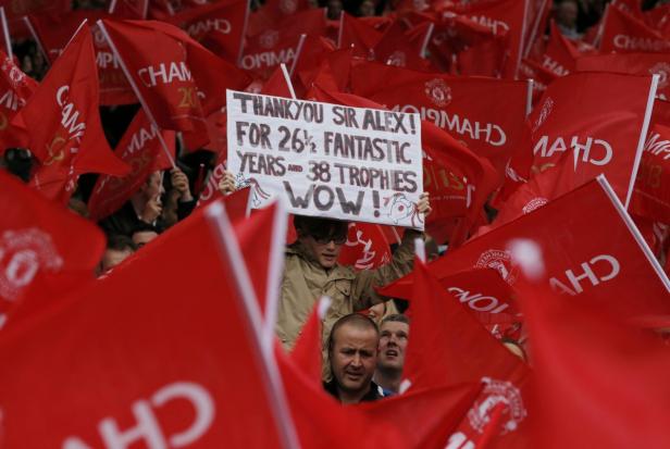 Fans bedanken sich mit einem Transparent bei Sir Alex für 26½ fantastische Jahre und 38 Trophäen.