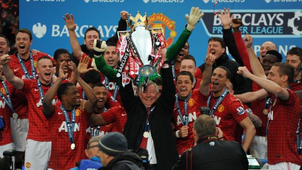 Sir Alex Ferguson feiert mit der Mannschaft von Manchester United den Gewinn der Premier League.