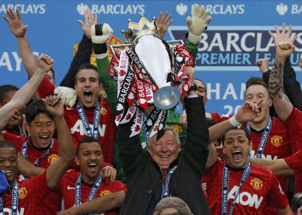 Alex Ferguson und die Spieler von Manchester United feiern den Gewinn der Premier League.