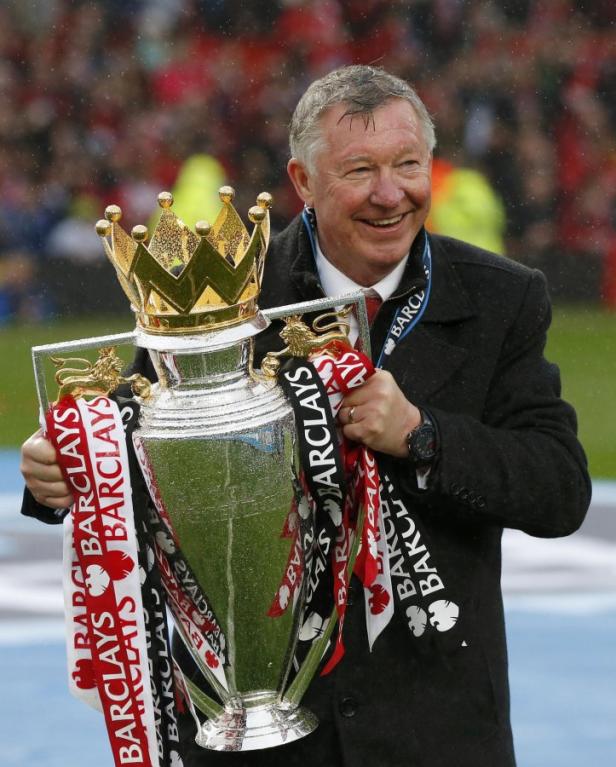Alex Ferguson hält die Trophäe der englischen Premier League in den Händen.