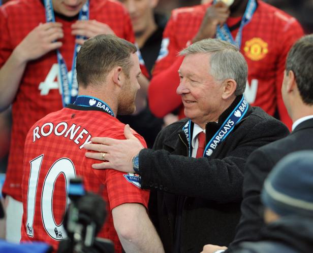 Alex Ferguson gratuliert Wayne Rooney zum Gewinn der Meisterschaft.