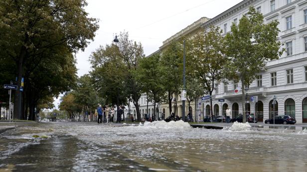Ein Wasserrohrbruch hat eine Straße in Wien überflutet.
