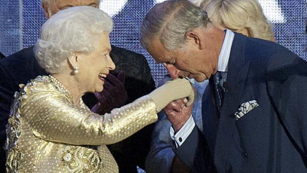 König Charles küsst die Hand von Königin Elizabeth II..