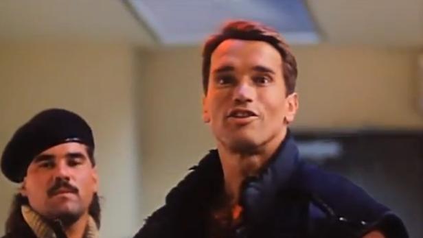 Arnold Schwarzenegger in einer Szene aus dem Film „Phantom Commando“.