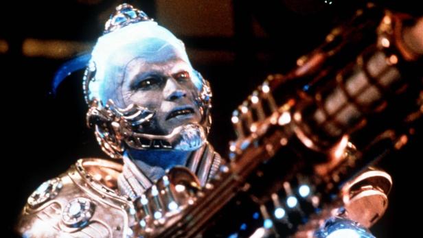 Arnold Schwarzenegger als Mr. Freeze mit einer Eiskanone in „Batman & Robin“.