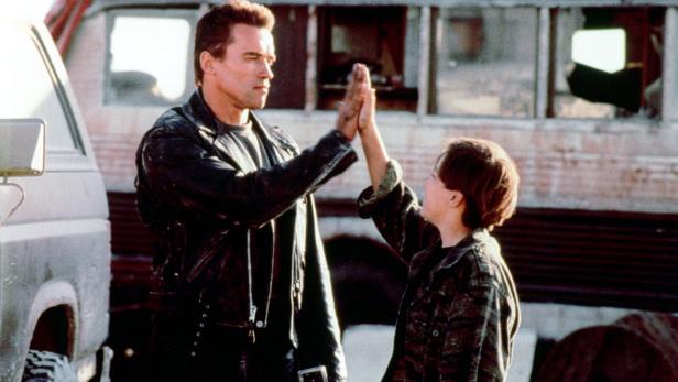 Arnold Schwarzenegger und Edward Furlong geben sich in „Terminator 2“ ein High-Five.
