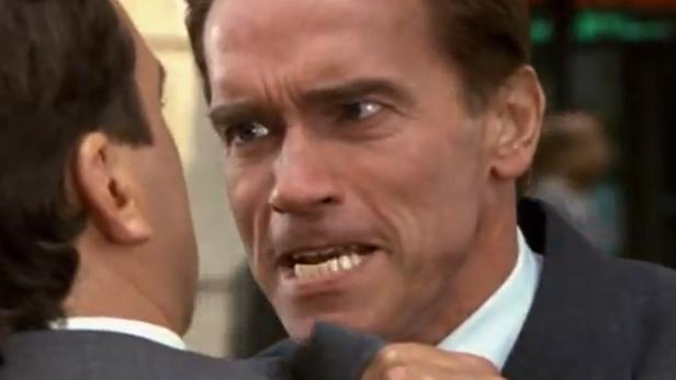 Arnold Schwarzenegger in einer hitzigen Konfrontation mit einer anderen Person.