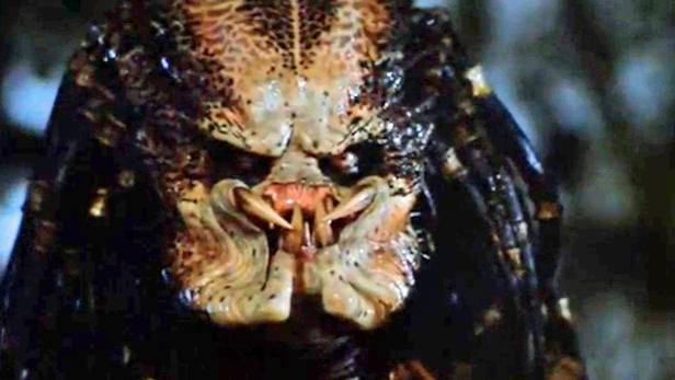 Nahaufnahme des Gesichts des Predators aus dem Film „Predator“.