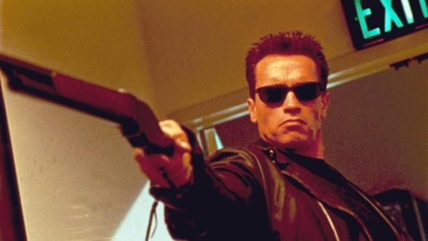 Arnold Schwarzenegger zielt mit einer Waffe in seiner Rolle als Terminator.