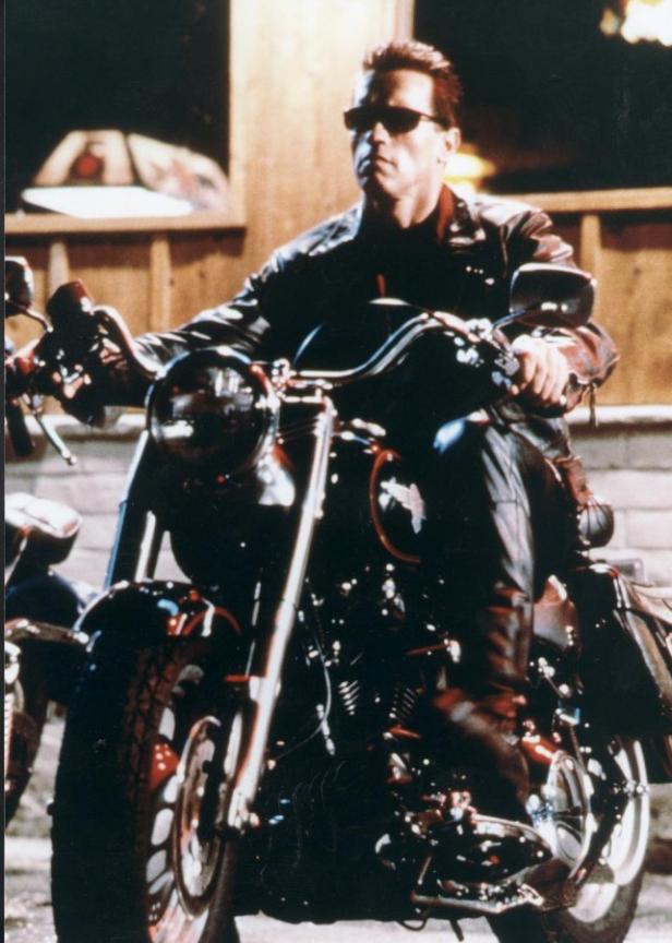 Arnold Schwarzenegger auf einem Motorrad in seiner Rolle als Terminator.