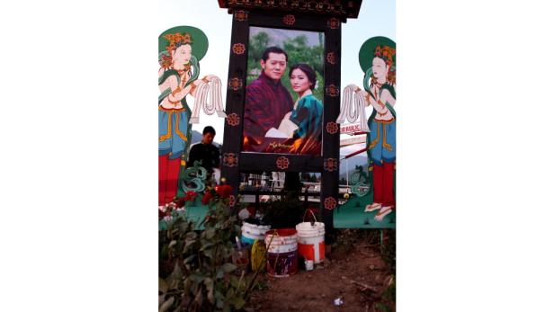 Bhutan: Erster offizieller Kuss des Königspaares