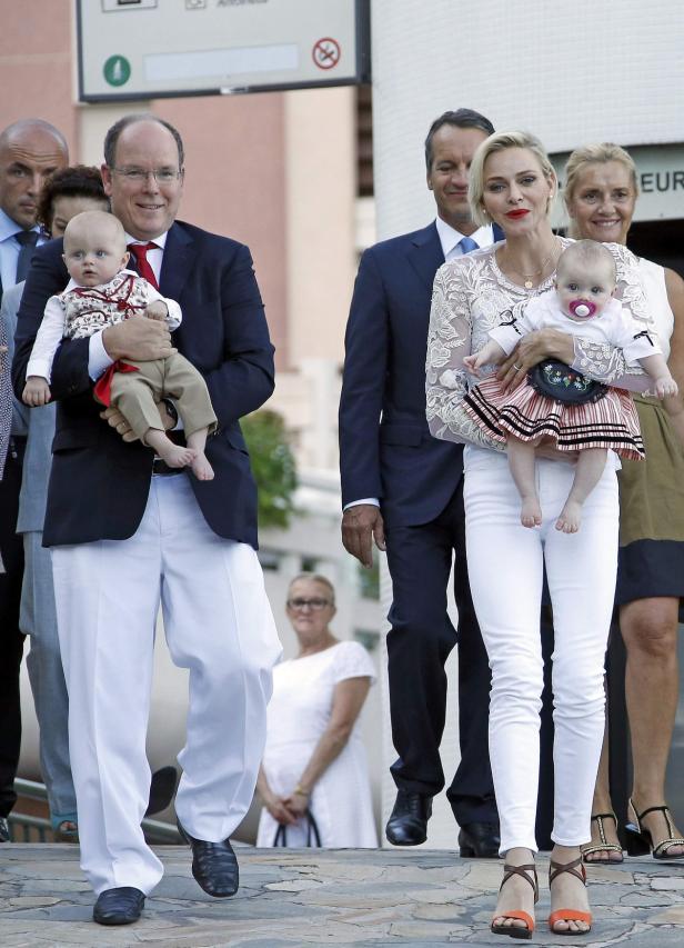 Prince Albert II and his wife Princess Charlene of Fürst Albert und Fürstin Charlène von Monaco mit ihren Zwillingen.