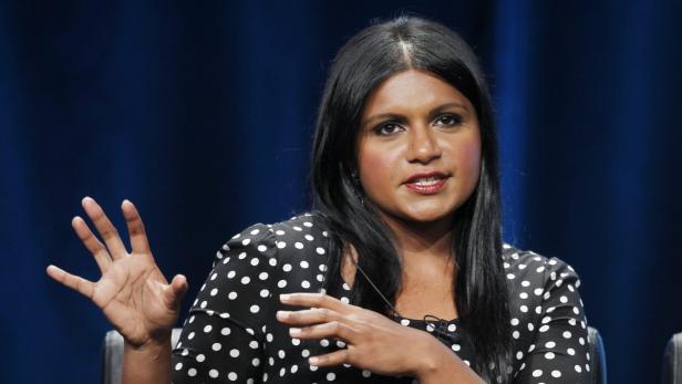 Mindy Kaling gestikuliert während eines Interviews.
