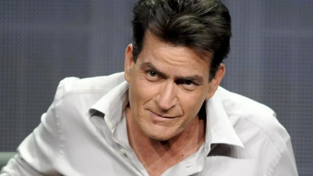 Porträt von Charlie Sheen mit einem leichten Lächeln.