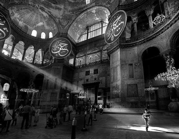 Blick in das Innere der Hagia Sophia mit Besuchern und arabischen Schriftzeichen.