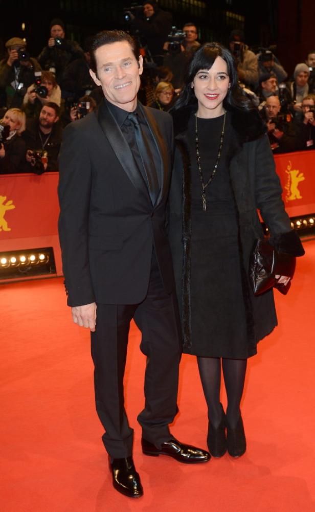 Willem Dafoe mit Frau auf dem roten Teppich der Berlinale.