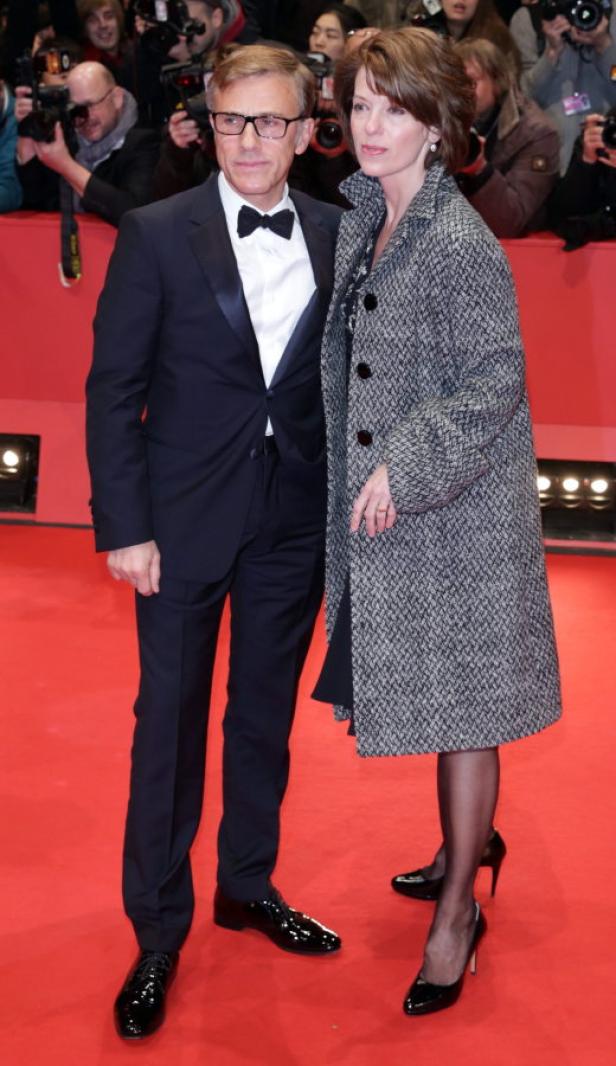 Christoph Waltz mit Begleitung auf dem roten Teppich.