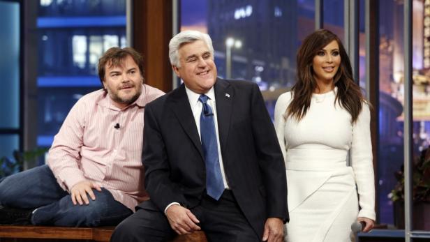 Jack Black, Jay Leno und Kim Kardashian posieren zusammen auf einer Bühne.