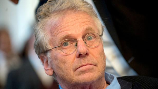 Nahaufnahme eines Mannes mit Brille und blonden Haaren.