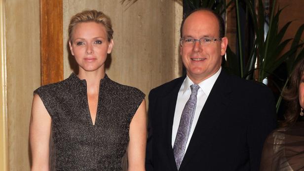 Fürstin Charlène und Fürst Albert II. von Monaco posieren für ein Foto.