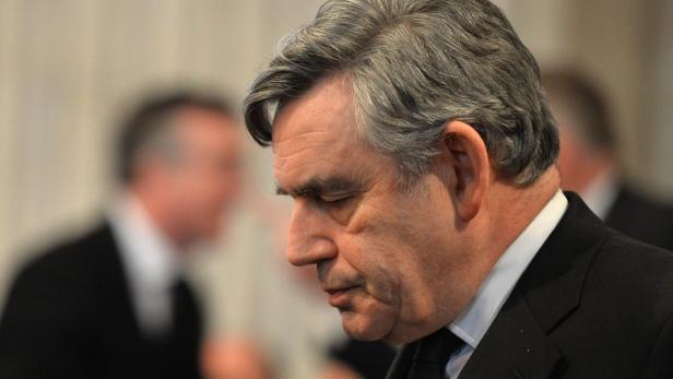 Nahaufnahme von Gordon Brown, der nachdenklich nach unten blickt.