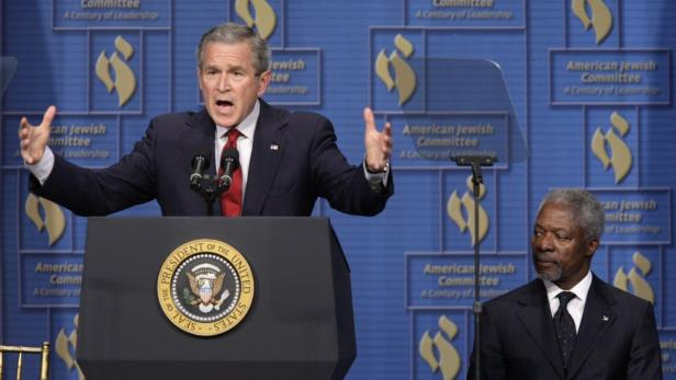 George W. Bush spricht am Rednerpult neben Kofi Annan.