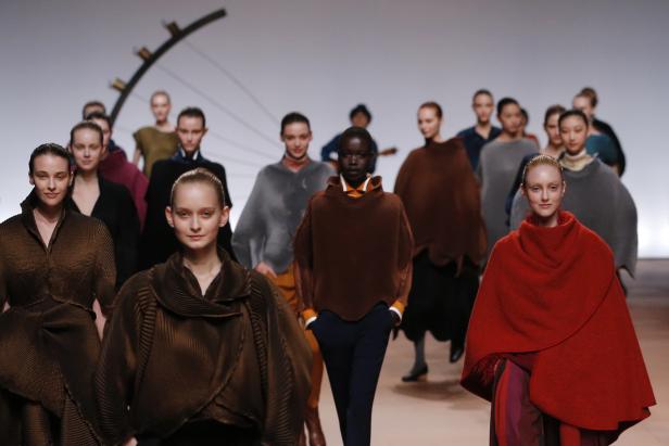 Models präsentieren während einer Modenschau Herbstmode in verschiedenen Farben und Texturen.