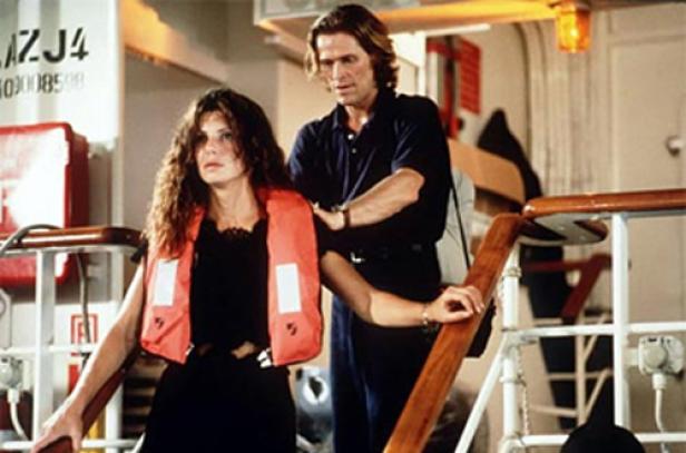 Sandra Bullock und Willem Dafoe in einer Szene aus dem Film „Speed 2 – Cruise Control“.