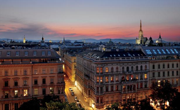 Blick über Wien bei Dämmerung mit dem Stephansdom im Hintergrund.