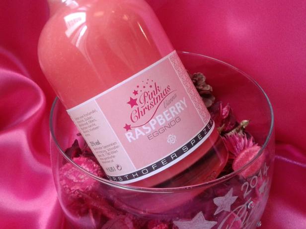 Eine Flasche „Pink Christmas Vienna Raspberry Eggnog“ in einem Glas mit Dekorationen.