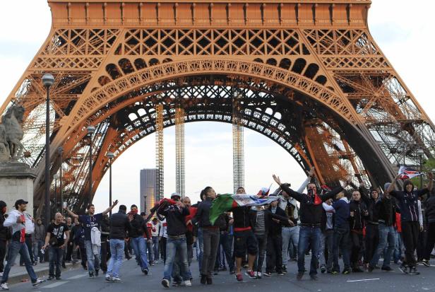 Eine Menschenmenge demonstriert vor dem Eiffelturm in Paris.