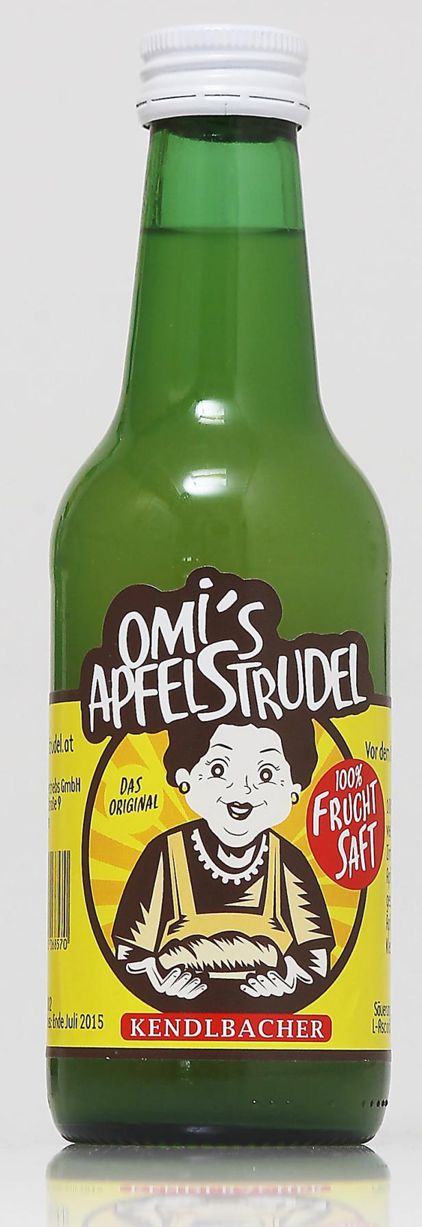 Eine grüne Glasflasche „Omi's Apfelstrudel 100% Fruchtsaft“ mit einer Illustration einer älteren Dame.