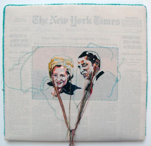 Eine Stickerei von Hillary Clinton und Barack Obama auf einer Seite der New York Times.