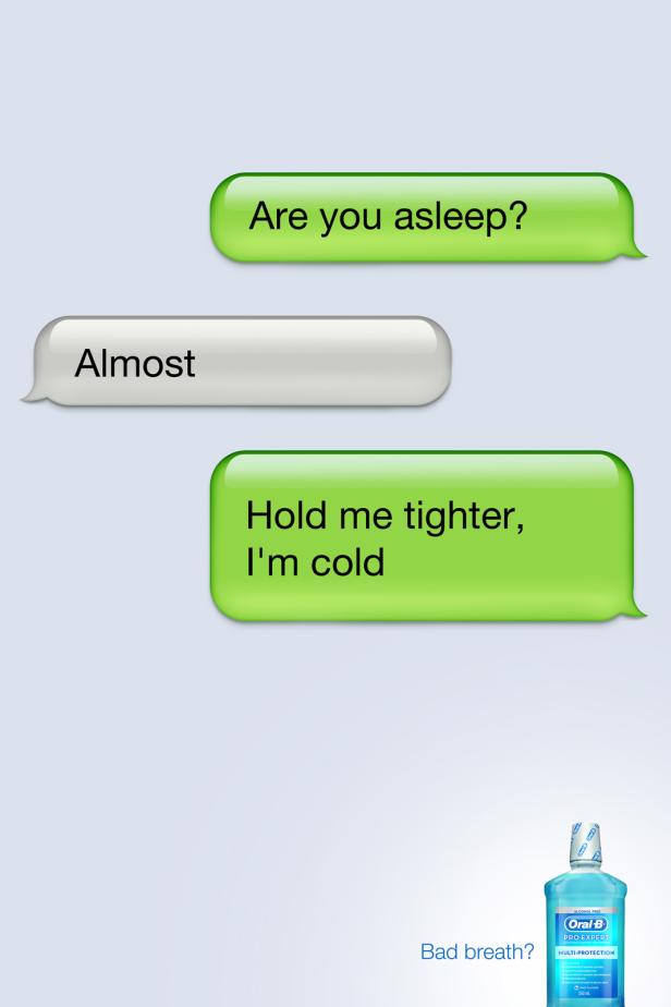 Ein Werbebild für Oral-B Mundspülung mit Textnachrichten, die intime Momente andeuten.