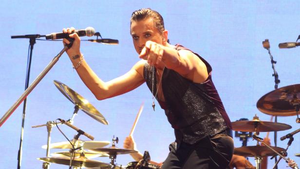 Depeche Mode: Flammenspiele, Hunde, Superhits und viele laute Bass-Töne