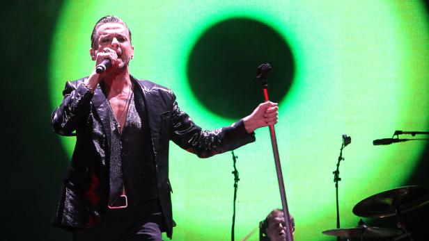 Depeche Mode: Flammenspiele, Hunde, Superhits und viele laute Bass-Töne