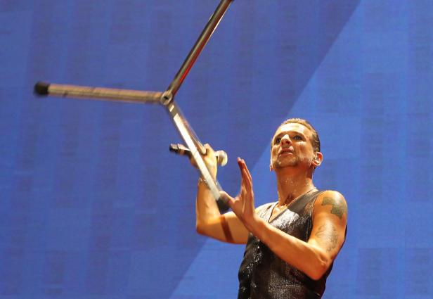 Depeche Mode: Flammenspiele, Hunde, Superhits und viele laute Bass-Töne