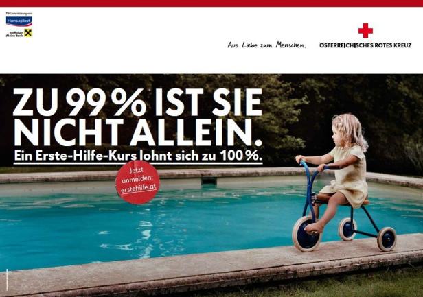 Eine blonde Mädchen fährt mit einem Dreirad an einem Pool vorbei; Werbung für Erste-Hilfe-Kurse.